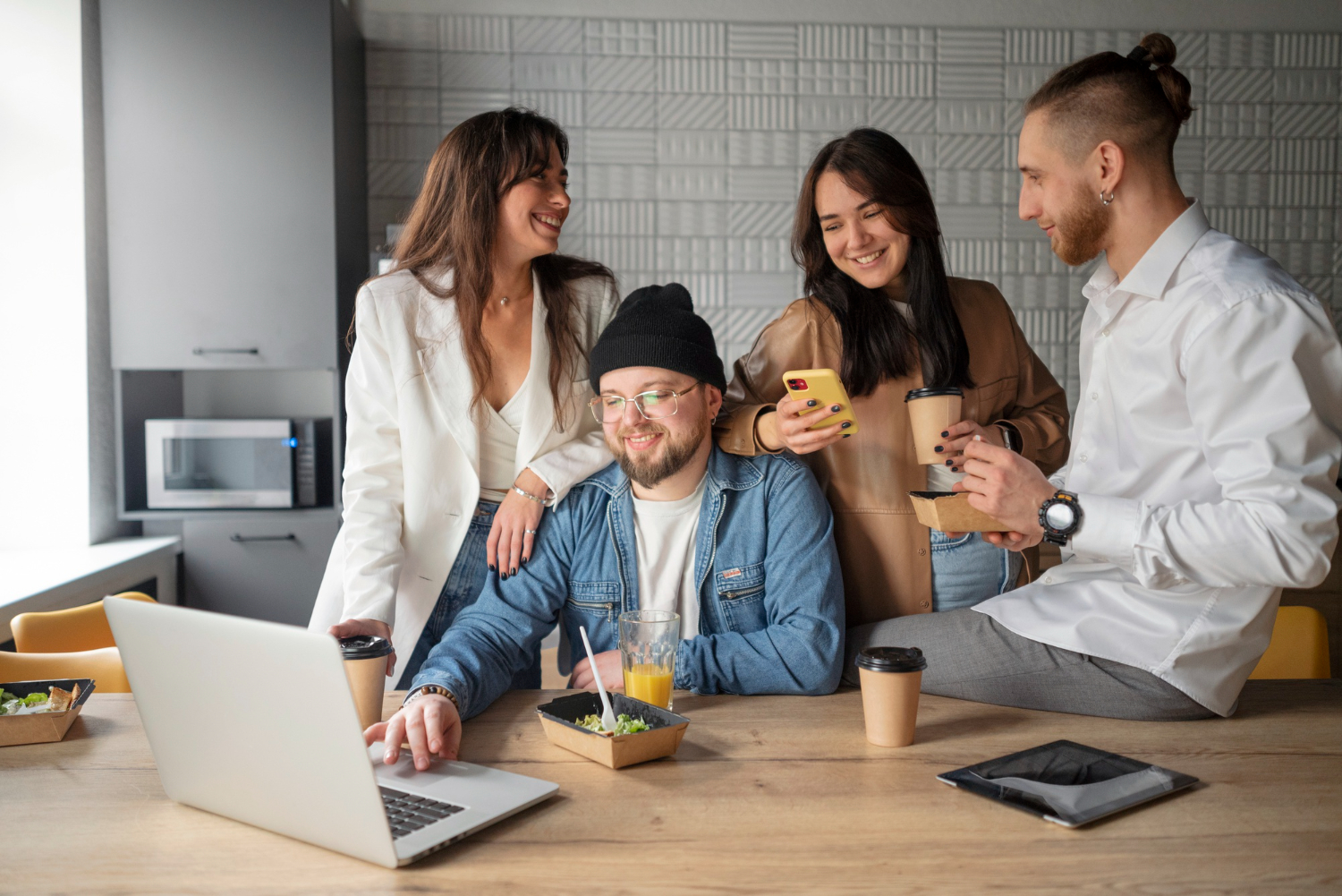 Giovani della Generazione Z accedono alla piattaforma HR Plus da laptop e smartphone per seguire percorsi di formazione